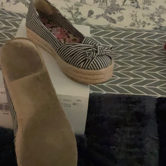 Nevada shoe with navy and white stripe peep toe - Picture 2 of 2